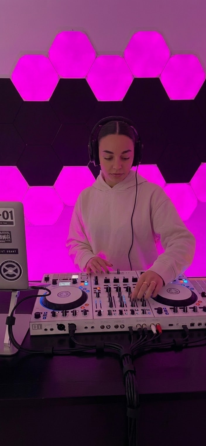 Lezione di DJ al mixer