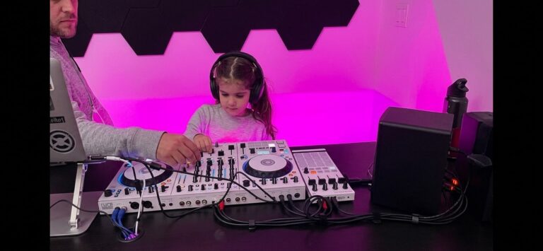 DJ Kids: prime mani sulla console