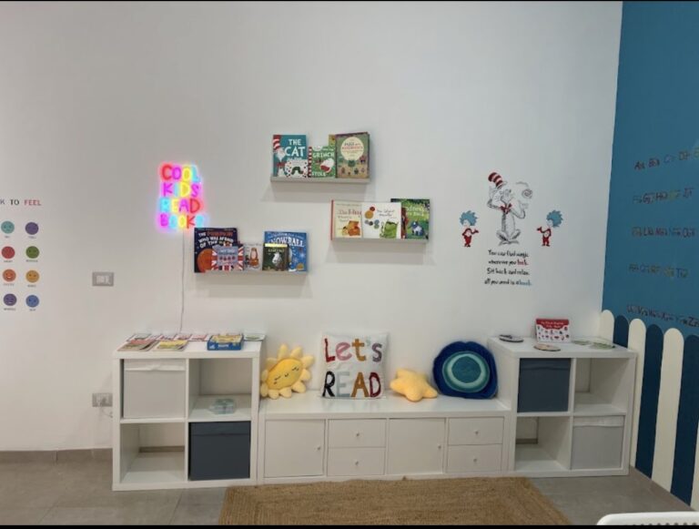 Reading corner in lingua